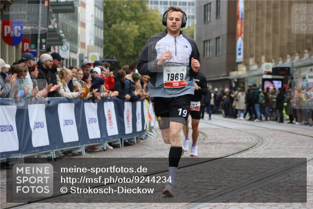 05.10.2025 - 20. swb-Marathon Bremen Strokosch-Dieckow http://msf.ph/oto/9244234 05.10.2025 12:45:23 Ziel 593, 1969 meine-sportfotos.de