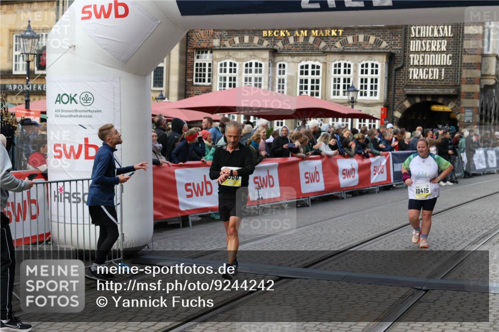 05.10.2025 - 20. swb-Marathon Bremen Yannick Fuchs http://msf.ph/oto/9244242 05.10.2025 11:11:08 Ziel 10415, 11395, 11560 meine-sportfotos.de