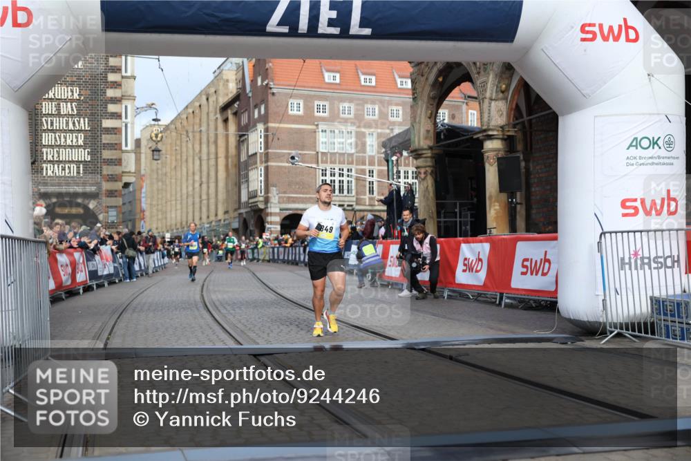 05.10.2025 - 20. swb-Marathon Bremen Yannick Fuchs http://msf.ph/oto/9244246 05.10.2025 10:42:10 Ziel 9849, 10104, 10155, 10691 meine-sportfotos.de
