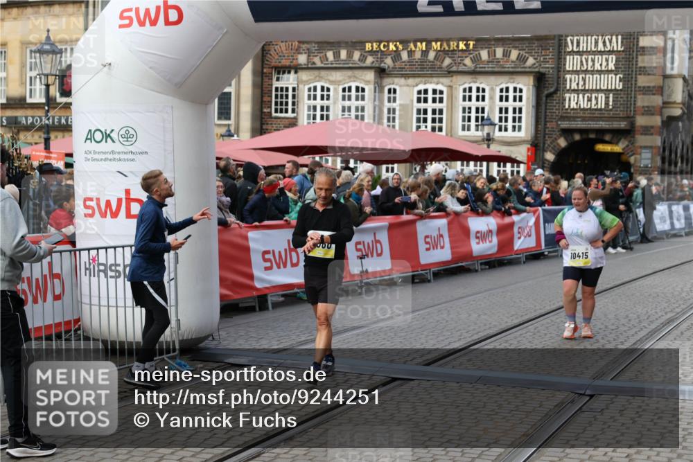 05.10.2025 - 20. swb-Marathon Bremen Yannick Fuchs http://msf.ph/oto/9244251 05.10.2025 11:11:08 Ziel 10415, 11395, 11560 meine-sportfotos.de