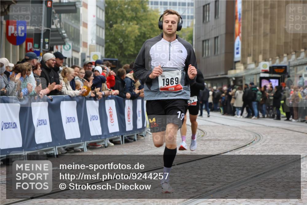 05.10.2025 - 20. swb-Marathon Bremen Strokosch-Dieckow http://msf.ph/oto/9244257 05.10.2025 12:45:23 Ziel 593, 1969 meine-sportfotos.de