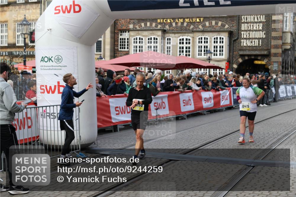 05.10.2025 - 20. swb-Marathon Bremen Yannick Fuchs http://msf.ph/oto/9244259 05.10.2025 11:11:08 Ziel 10415, 11395, 11560 meine-sportfotos.de