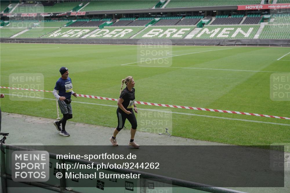 05.10.2025 - 20. swb-Marathon Bremen Michael Burmester http://msf.ph/oto/9244262 05.10.2025 10:36:32 Laufen im Stadion 7123, 7777, 7908, 8585, 9005, 9173, 9174, 9215, 9271, 9272, 9278, 9294, 9327, 9346, 9349, 9370, 9371, 9378, 9389, 9443, 9450, 9454, 9462, 9473, 9568, 9593, 9604, 9608, 9611, 9613, 9635, 9655, 9686, 9747, 9812, 9827, 9880, 9977, 9991, 10004, 10006, 10026, 10030, 10071, 10079, 10093, 10127, 10143, 10182, 10209, 10217, 10219, 10293, 10311, 10324, 10357, 10367, 10391, 10406, 10492, 10558, 10560, 10588, 10656, 10679, 10809, 10901, 7177, 9231, 9330 meine-sportfotos.de