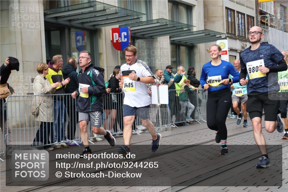 05.10.2025 - 20. swb-Marathon Bremen Strokosch-Dieckow http://msf.ph/oto/9244265 05.10.2025 10:49:51 Ziel 8866, 9485, 9579, 9645, 9676, 9689, 9693, 9740, 9787, 9803, 10022, 10246, 10356, 10400, 10443, 10543, 10868, 10923, 11022, 11104, 11208, 11288, 11295, 11460, 11621, 8866, 9485, 9579, 9645, 9676, 9689, 9693, 9740, 9787, 9803, 10022, 10246, 10356, 10400, 10443, 10543, 10868, 10923, 11022, 11104, 11208, 11288, 11295, 11460, 11621 meine-sportfotos.de