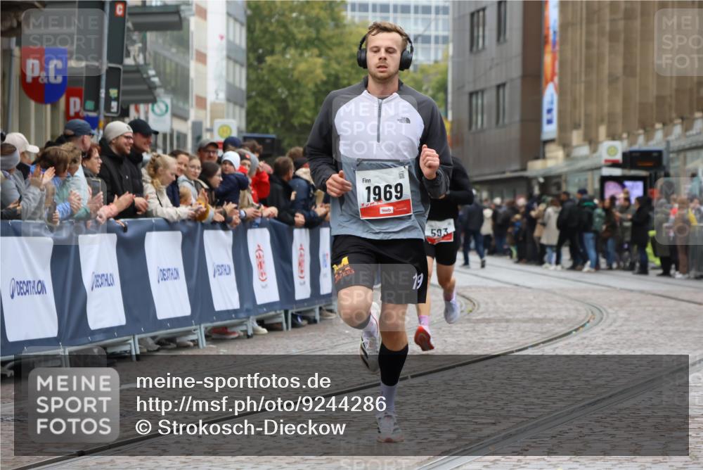 05.10.2025 - 20. swb-Marathon Bremen Strokosch-Dieckow http://msf.ph/oto/9244286 05.10.2025 12:45:23 Ziel 593, 1969 meine-sportfotos.de
