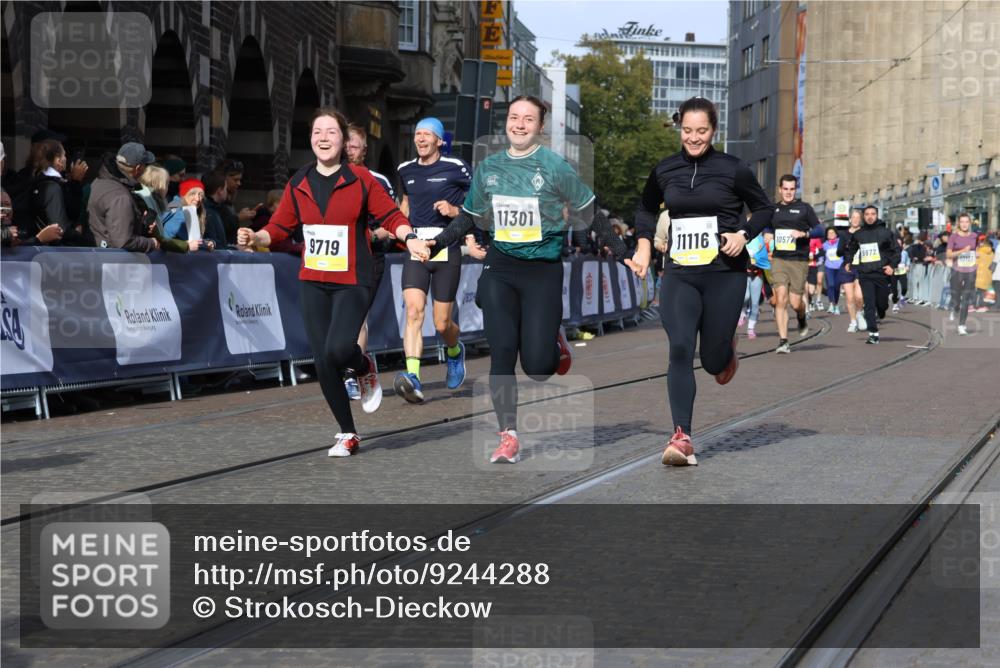 05.10.2025 - 20. swb-Marathon Bremen Strokosch-Dieckow http://msf.ph/oto/9244288 05.10.2025 10:57:57 Ziel 9221, 9568, 9719, 9872, 10577, 10651, 10703, 10793, 11116, 11301, 11469, 11601, 11663 meine-sportfotos.de