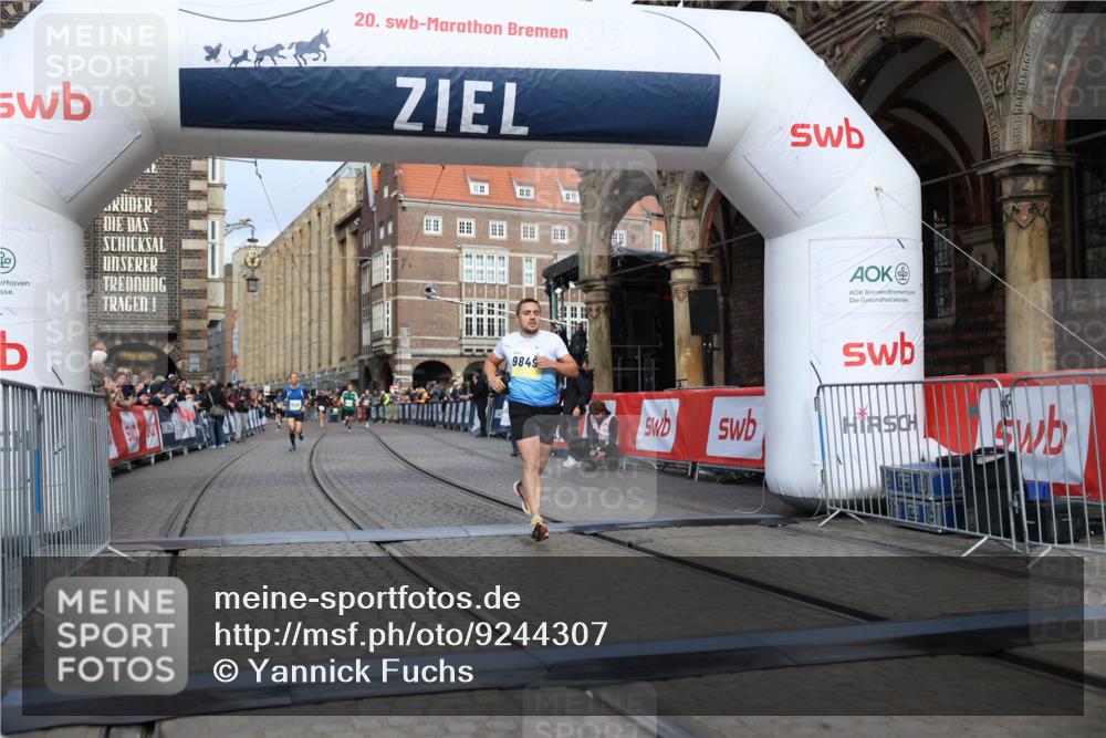 05.10.2025 - 20. swb-Marathon Bremen Yannick Fuchs http://msf.ph/oto/9244307 05.10.2025 10:42:10 Ziel 9849, 10104, 10155, 10691 meine-sportfotos.de
