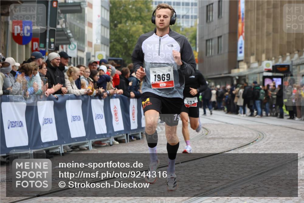 05.10.2025 - 20. swb-Marathon Bremen Strokosch-Dieckow http://msf.ph/oto/9244316 05.10.2025 12:45:23 Ziel 593, 1969 meine-sportfotos.de