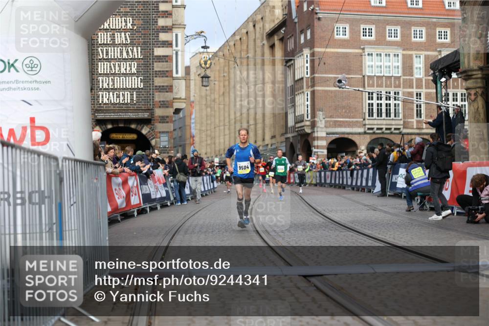 05.10.2025 - 20. swb-Marathon Bremen Yannick Fuchs http://msf.ph/oto/9244341 05.10.2025 10:42:13 Ziel 9504, 9849 meine-sportfotos.de