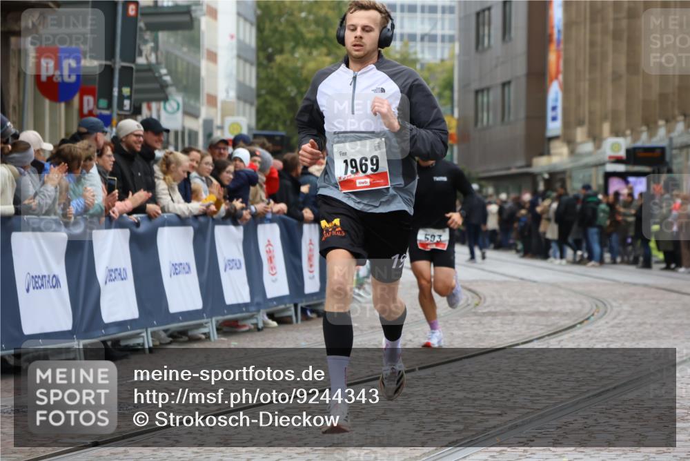05.10.2025 - 20. swb-Marathon Bremen Strokosch-Dieckow http://msf.ph/oto/9244343 05.10.2025 12:45:23 Ziel 593, 1969 meine-sportfotos.de