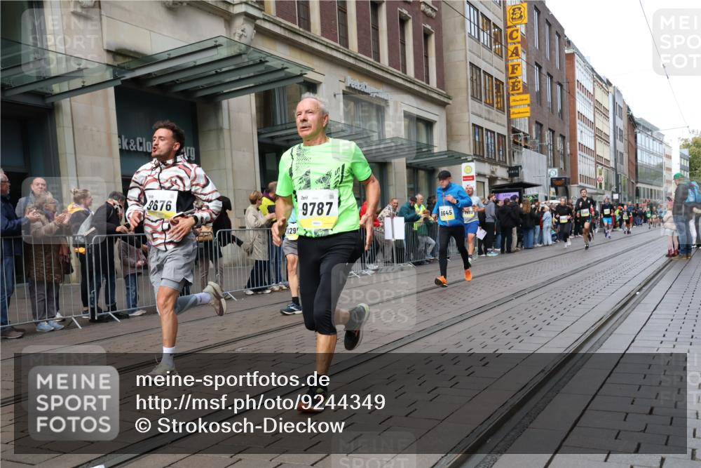05.10.2025 - 20. swb-Marathon Bremen Strokosch-Dieckow http://msf.ph/oto/9244349 05.10.2025 10:49:53 Ziel 8866, 9485, 9579, 9645, 9676, 9689, 9740, 9787, 9803, 10022, 10246, 10356, 10400, 10443, 10537, 10868, 10923, 11022, 11104, 11208, 11254, 11288, 11295, 11298, 11460, 11531, 11621, 8866, 9485, 9579, 9645, 9676, 9689, 9740, 9787, 9803, 10022, 10246, 10356, 10400, 10443, 10537, 10868, 10923, 11022, 11104, 11208, 11254, 11288, 11295, 11298, 11460, 11531, 11621 meine-sportfotos.de