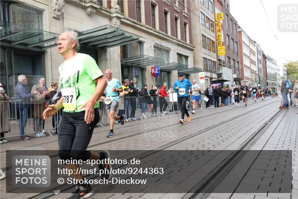 05.10.2025 - 20. swb-Marathon Bremen Strokosch-Dieckow http://msf.ph/oto/9244363 05.10.2025 10:49:53 Ziel 8866, 9485, 9579, 9645, 9676, 9689, 9740, 9787, 9803, 10022, 10246, 10356, 10400, 10443, 10537, 10868, 10923, 11022, 11104, 11208, 11254, 11288, 11295, 11298, 11460, 11531, 11621, 8866, 9485, 9579, 9645, 9676, 9689, 9740, 9787, 9803, 10022, 10246, 10356, 10400, 10443, 10537, 10868, 10923, 11022, 11104, 11208, 11254, 11288, 11295, 11298, 11460, 11531, 11621 meine-sportfotos.de