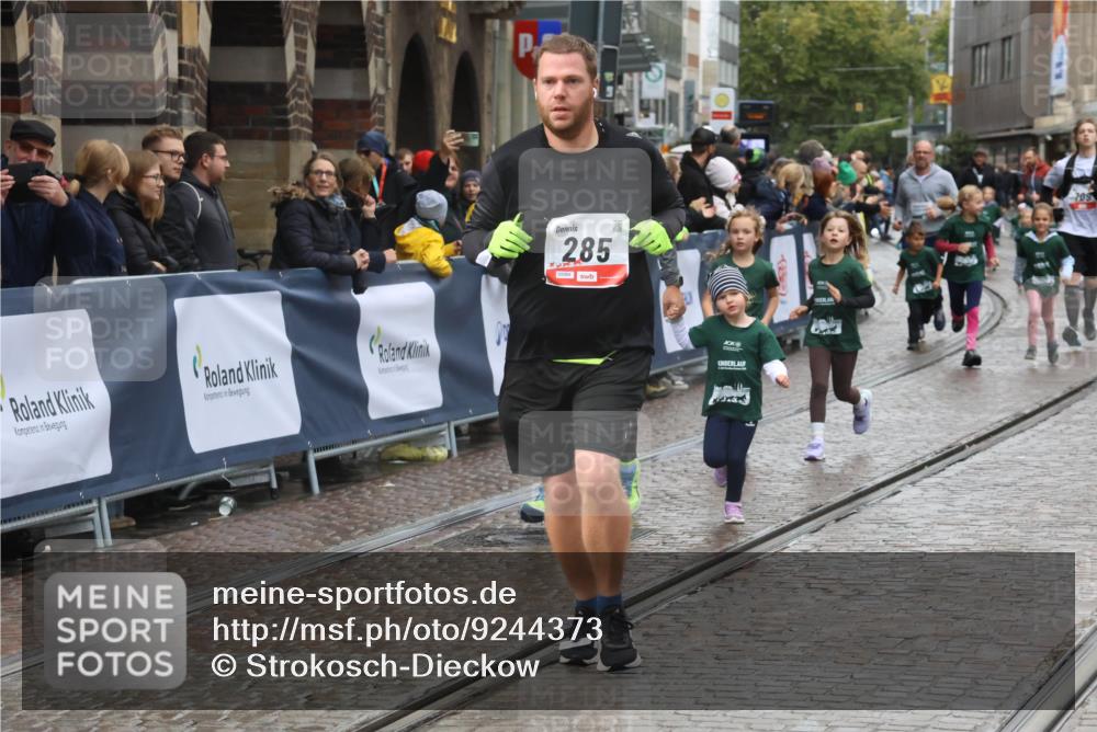 05.10.2025 - 20. swb-Marathon Bremen Strokosch-Dieckow http://msf.ph/oto/9244373 05.10.2025 15:23:18 Ziel 285, 388, 389 meine-sportfotos.de