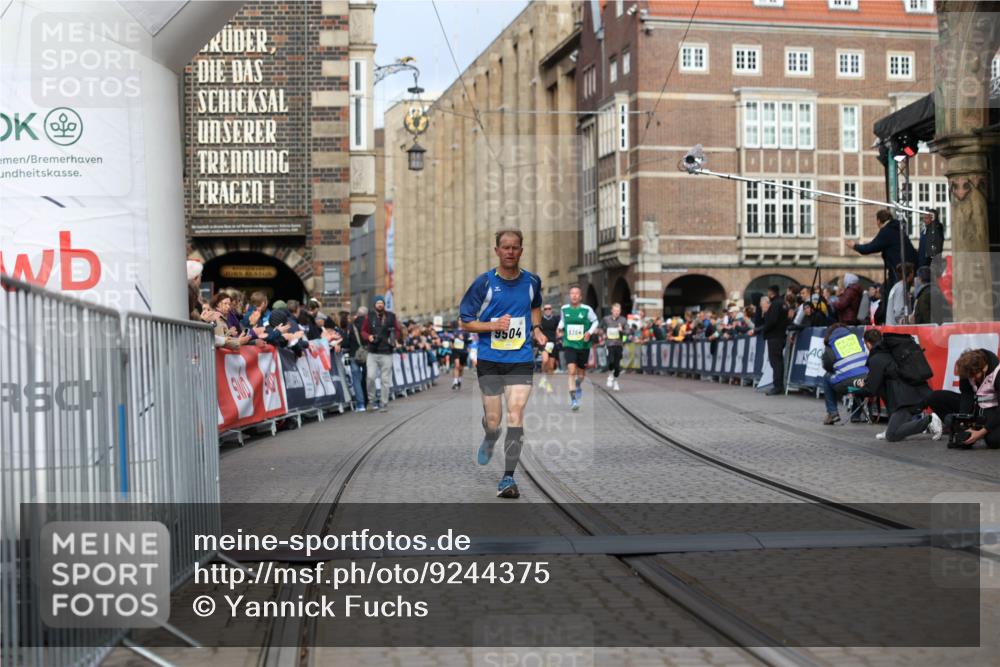 05.10.2025 - 20. swb-Marathon Bremen Yannick Fuchs http://msf.ph/oto/9244375 05.10.2025 10:42:14 Ziel 9504, 9849 meine-sportfotos.de
