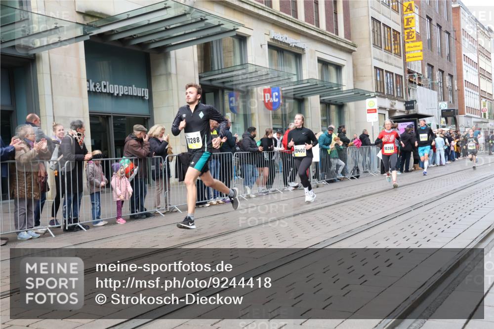 05.10.2025 - 20. swb-Marathon Bremen Strokosch-Dieckow http://msf.ph/oto/9244418 05.10.2025 10:49:57 Ziel 8866, 9485, 9579, 9645, 9689, 9740, 9787, 10022, 10066, 10246, 10356, 10400, 10443, 10537, 10638, 10923, 11022, 11104, 11208, 11239, 11241, 11254, 11288, 11295, 11298, 11344, 11460, 11531, 11621, 11660, 11740, 8866, 9485, 9579, 9645, 9689, 9740, 9787, 10022, 10066, 10246, 10356, 10400, 10443, 10537, 10638, 10923, 11022, 11104, 11208, 11239, 11241, 11254, 11288, 11295, 11298, 11344, 11460, 11531, 11621, 11660, 11740 meine-sportfotos.de