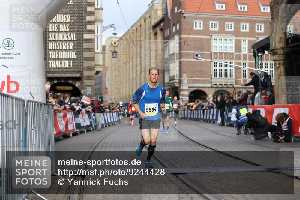 05.10.2025 - 20. swb-Marathon Bremen Yannick Fuchs http://msf.ph/oto/9244428 05.10.2025 10:42:15 Ziel 9364, 9504, 9849 meine-sportfotos.de