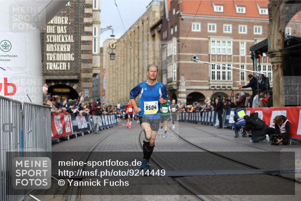 05.10.2025 - 20. swb-Marathon Bremen Yannick Fuchs http://msf.ph/oto/9244449 05.10.2025 10:42:15 Ziel 9364, 9504, 9849 meine-sportfotos.de