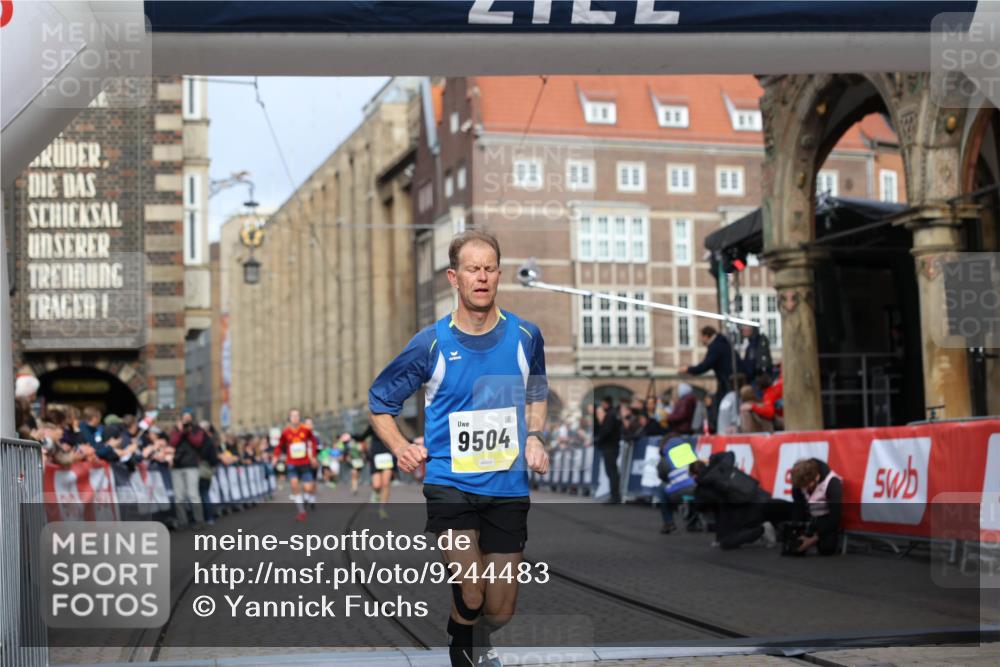 05.10.2025 - 20. swb-Marathon Bremen Yannick Fuchs http://msf.ph/oto/9244483 05.10.2025 10:42:16 Ziel 9364, 9504, 9849 meine-sportfotos.de