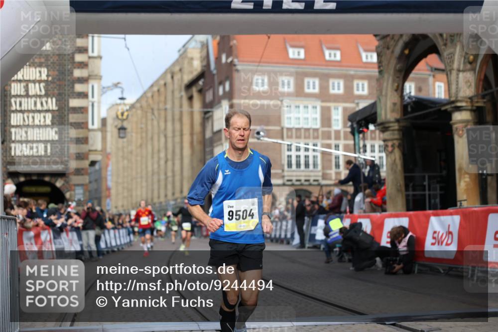 05.10.2025 - 20. swb-Marathon Bremen Yannick Fuchs http://msf.ph/oto/9244494 05.10.2025 10:42:16 Ziel 9364, 9504, 9849 meine-sportfotos.de
