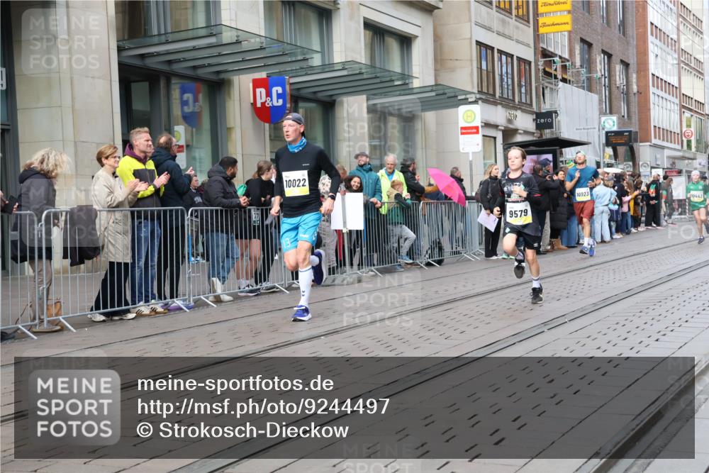 05.10.2025 - 20. swb-Marathon Bremen Strokosch-Dieckow http://msf.ph/oto/9244497 05.10.2025 10:50:00 Ziel 8866, 9337, 9579, 9645, 9689, 9740, 10022, 10066, 10199, 10246, 10356, 10400, 10443, 10537, 10638, 10923, 11022, 11104, 11239, 11241, 11254, 11298, 11344, 11460, 11531, 11660, 11740, 8866, 9337, 9579, 9645, 9689, 9740, 10022, 10066, 10199, 10246, 10356, 10400, 10443, 10537, 10638, 10923, 11022, 11104, 11239, 11241, 11254, 11298, 11344, 11460, 11531, 11660, 11740 meine-sportfotos.de