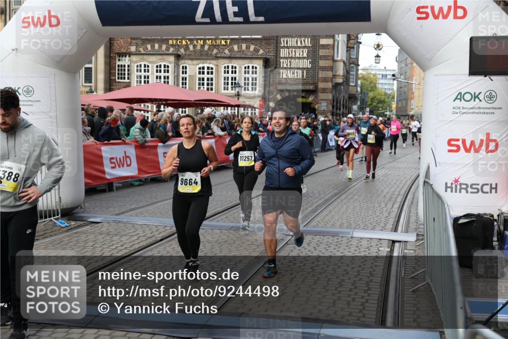 05.10.2025 - 20. swb-Marathon Bremen Yannick Fuchs http://msf.ph/oto/9244498 05.10.2025 11:11:15 Ziel 8865, 9245, 9664, 9822, 9823, 9836, 9837, 9948, 10415, 11257, 11395 meine-sportfotos.de