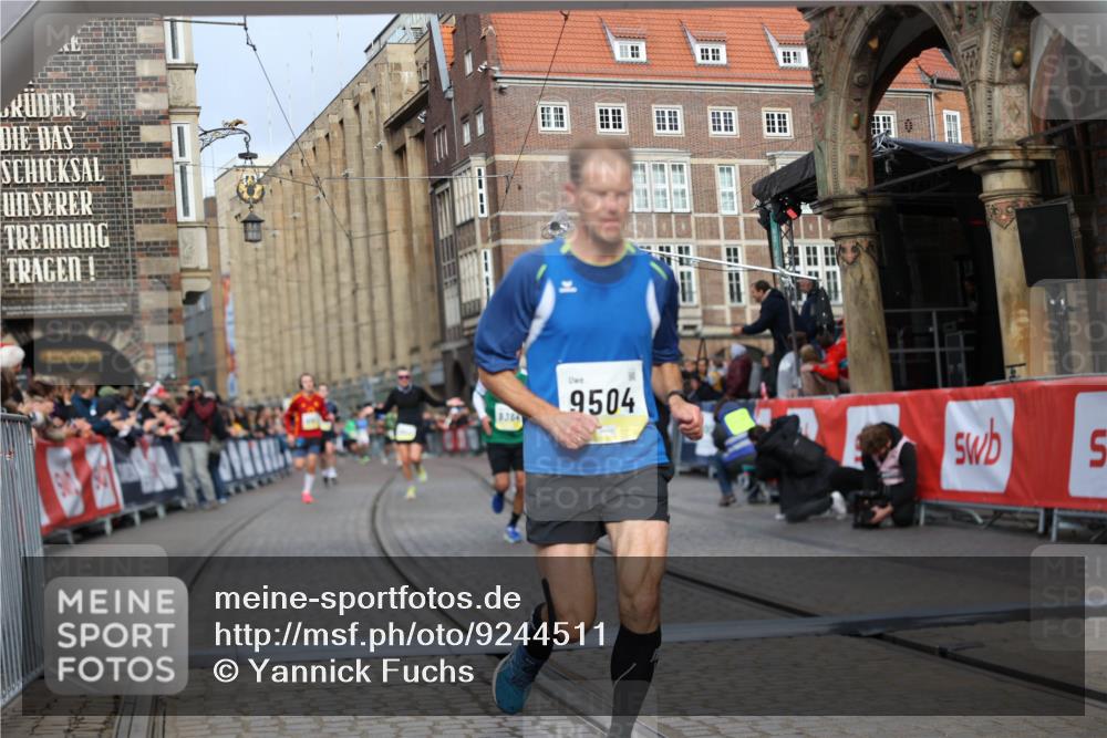 05.10.2025 - 20. swb-Marathon Bremen Yannick Fuchs http://msf.ph/oto/9244511 05.10.2025 10:42:16 Ziel 9364, 9504, 9849 meine-sportfotos.de