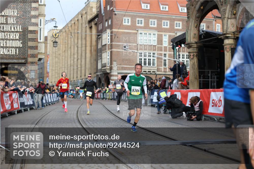 05.10.2025 - 20. swb-Marathon Bremen Yannick Fuchs http://msf.ph/oto/9244524 05.10.2025 10:42:17 Ziel 8187, 9364, 9504, 9849, 10838 meine-sportfotos.de