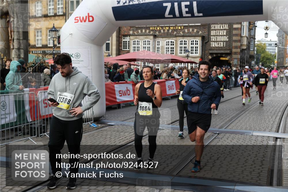 05.10.2025 - 20. swb-Marathon Bremen Yannick Fuchs http://msf.ph/oto/9244527 05.10.2025 11:11:15 Ziel 8865, 9245, 9664, 9822, 9823, 9836, 9837, 9948, 10415, 11257, 11395 meine-sportfotos.de