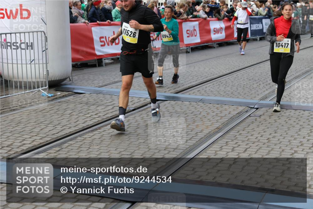 05.10.2025 - 20. swb-Marathon Bremen Yannick Fuchs http://msf.ph/oto/9244534 05.10.2025 11:09:43 Ziel 9002, 9185, 10074, 10417, 10419, 10865, 10943, 11447, 11526, 11614, 11664 meine-sportfotos.de