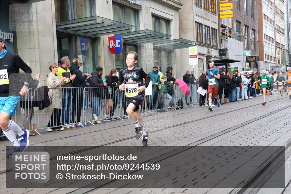 05.10.2025 - 20. swb-Marathon Bremen Strokosch-Dieckow http://msf.ph/oto/9244539 05.10.2025 10:50:01 Ziel 8866, 9337, 9579, 9645, 9689, 9740, 10022, 10066, 10199, 10356, 10400, 10443, 10537, 10638, 10923, 11022, 11104, 11239, 11241, 11254, 11298, 11344, 11460, 11531, 11660, 11740, 8866, 9337, 9579, 9645, 9689, 9740, 10022, 10066, 10199, 10356, 10400, 10443, 10537, 10638, 10923, 11022, 11104, 11239, 11241, 11254, 11298, 11344, 11460, 11531, 11660, 11740 meine-sportfotos.de