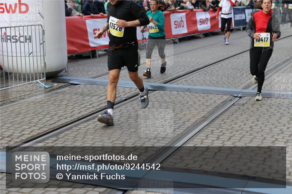 05.10.2025 - 20. swb-Marathon Bremen Yannick Fuchs http://msf.ph/oto/9244542 05.10.2025 11:09:43 Ziel 9002, 9185, 10074, 10417, 10419, 10865, 10943, 11447, 11526, 11614, 11664 meine-sportfotos.de