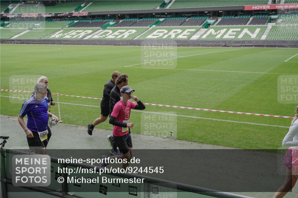 05.10.2025 - 20. swb-Marathon Bremen Michael Burmester http://msf.ph/oto/9244545 05.10.2025 10:36:43 Laufen im Stadion 7123, 7777, 7908, 8585, 9005, 9174, 9177, 9208, 9215, 9271, 9272, 9294, 9305, 9327, 9346, 9349, 9370, 9371, 9378, 9389, 9443, 9454, 9473, 9568, 9593, 9604, 9608, 9611, 9613, 9635, 9655, 9673, 9686, 9692, 9747, 9812, 9827, 9839, 9913, 9991, 10004, 10026, 10030, 10071, 10093, 10182, 10209, 10217, 10219, 10311, 10324, 10357, 10391, 10406, 10489, 10492, 10558, 10560, 10588, 10656, 10679, 10762, 10809, 10821, 10901, 7177, 9231, 9330 meine-sportfotos.de