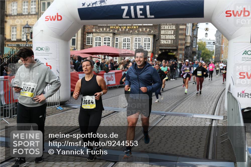 05.10.2025 - 20. swb-Marathon Bremen Yannick Fuchs http://msf.ph/oto/9244553 05.10.2025 11:11:16 Ziel 8865, 9245, 9664, 9822, 9823, 9836, 9837, 9948, 10415, 11257, 11395, 11580 meine-sportfotos.de