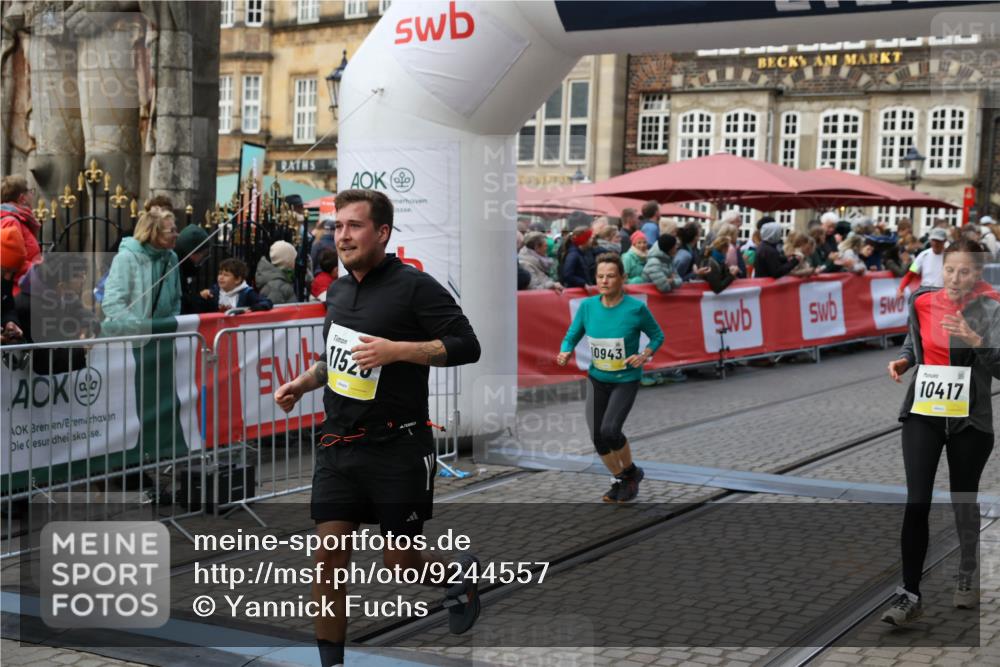 05.10.2025 - 20. swb-Marathon Bremen Yannick Fuchs http://msf.ph/oto/9244557 05.10.2025 11:09:44 Ziel 9185, 10074, 10245, 10417, 10419, 10865, 10943, 11407, 11447, 11526, 11614, 11664 meine-sportfotos.de