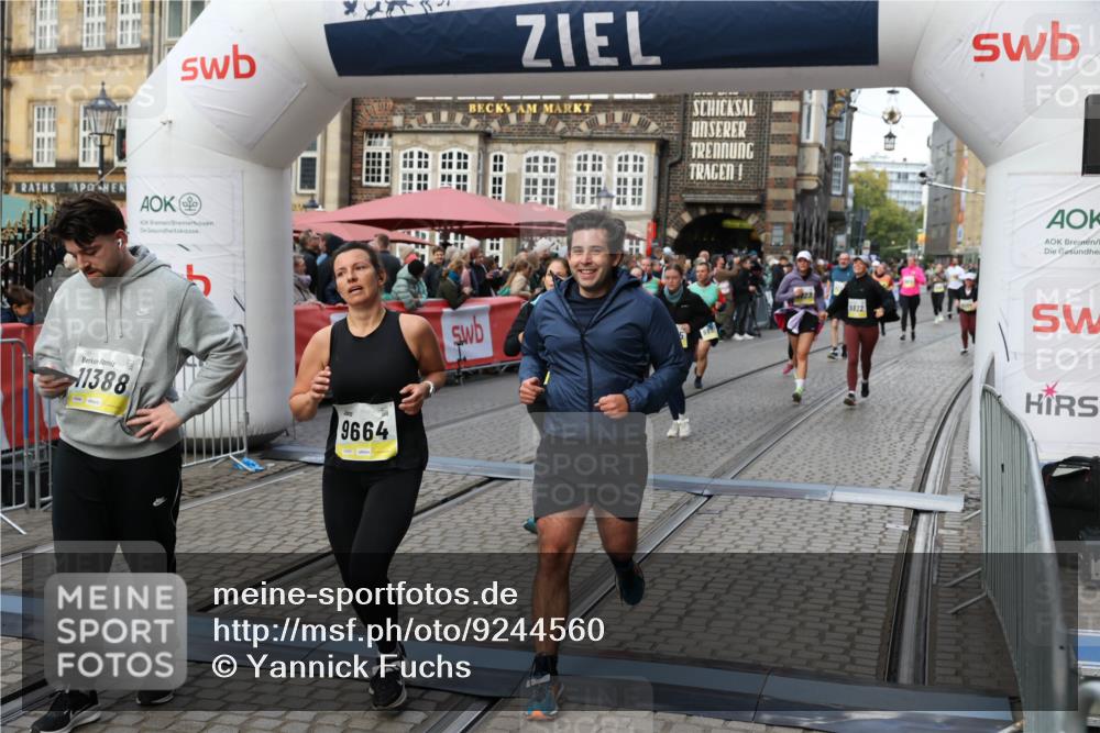 05.10.2025 - 20. swb-Marathon Bremen Yannick Fuchs http://msf.ph/oto/9244560 05.10.2025 11:11:16 Ziel 8865, 9245, 9664, 9822, 9823, 9836, 9837, 9948, 10415, 11257, 11395, 11580 meine-sportfotos.de