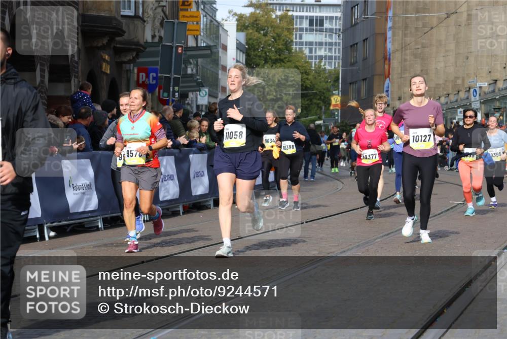 05.10.2025 - 20. swb-Marathon Bremen Strokosch-Dieckow http://msf.ph/oto/9244571 05.10.2025 10:58:04 Ziel 9330, 9576, 9582, 9634, 9872, 10127, 10377, 10395, 10398, 10459, 10620, 10793, 11058, 11601, 11608 meine-sportfotos.de