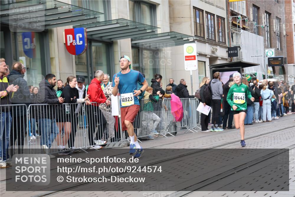 05.10.2025 - 20. swb-Marathon Bremen Strokosch-Dieckow http://msf.ph/oto/9244574 05.10.2025 10:50:03 Ziel 8866, 9267, 9299, 9337, 9579, 9645, 9689, 9740, 9986, 10022, 10066, 10199, 10251, 10356, 10400, 10443, 10537, 10638, 10923, 11022, 11239, 11241, 11254, 11298, 11344, 11460, 11466, 11531, 11660, 11740, 8866, 9267, 9299, 9337, 9579, 9645, 9689, 9740, 9986, 10022, 10066, 10199, 10251, 10356, 10400, 10443, 10537, 10638, 10923, 11022, 11239, 11241, 11254, 11298, 11344, 11460, 11466, 11531, 11660, 11740 meine-sportfotos.de