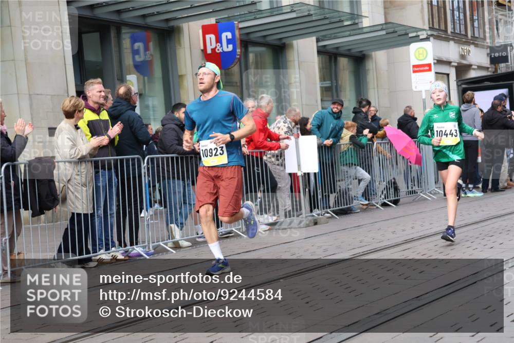 05.10.2025 - 20. swb-Marathon Bremen Strokosch-Dieckow http://msf.ph/oto/9244584 05.10.2025 10:50:03 Ziel 8866, 9267, 9299, 9337, 9579, 9645, 9689, 9740, 9986, 10022, 10066, 10199, 10251, 10356, 10400, 10443, 10537, 10638, 10923, 11022, 11239, 11241, 11254, 11298, 11344, 11460, 11466, 11531, 11660, 11740, 8866, 9267, 9299, 9337, 9579, 9645, 9689, 9740, 9986, 10022, 10066, 10199, 10251, 10356, 10400, 10443, 10537, 10638, 10923, 11022, 11239, 11241, 11254, 11298, 11344, 11460, 11466, 11531, 11660, 11740 meine-sportfotos.de