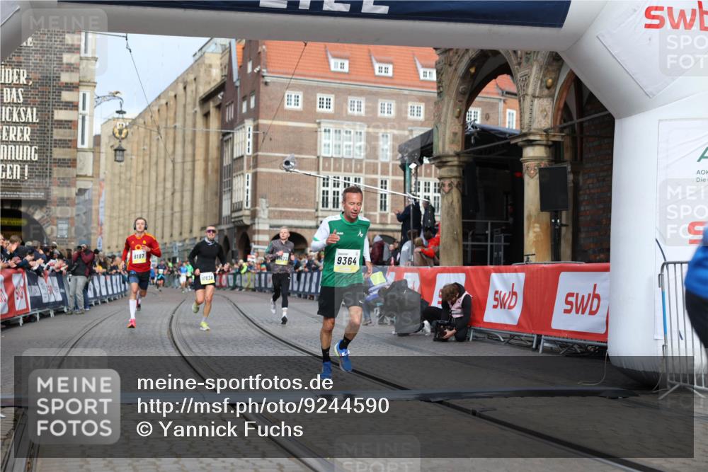 05.10.2025 - 20. swb-Marathon Bremen Yannick Fuchs http://msf.ph/oto/9244590 05.10.2025 10:42:18 Ziel 8187, 9364, 9504, 10838, 11422 meine-sportfotos.de