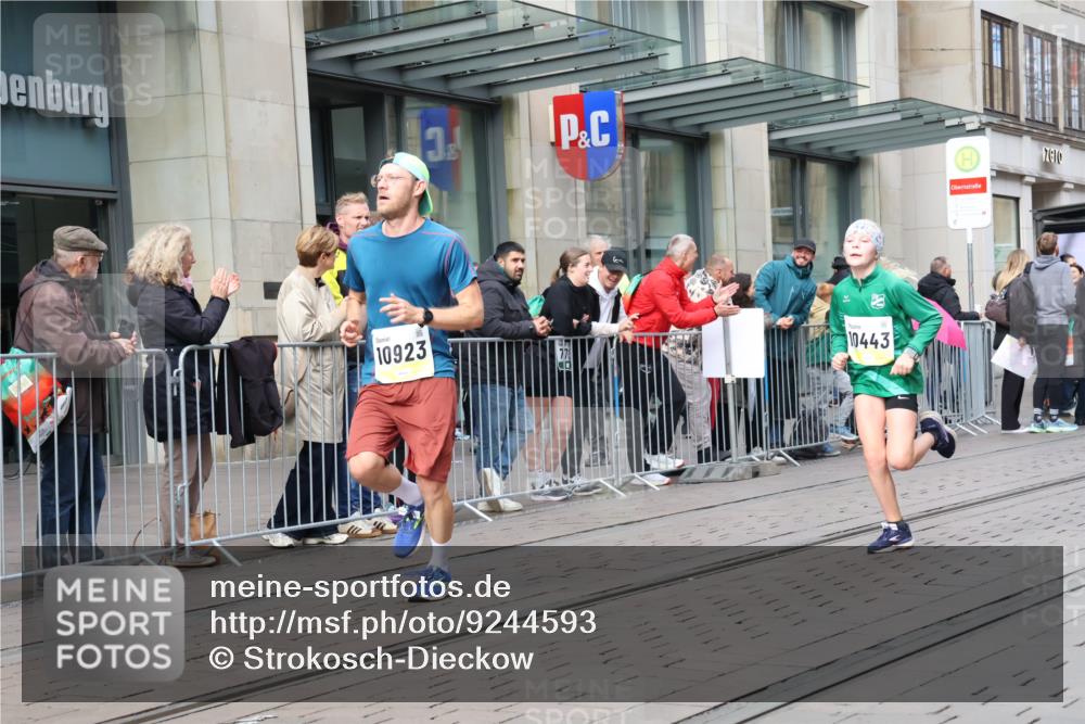 05.10.2025 - 20. swb-Marathon Bremen Strokosch-Dieckow http://msf.ph/oto/9244593 05.10.2025 10:50:04 Ziel 8866, 9267, 9299, 9337, 9579, 9689, 9740, 9986, 10022, 10066, 10199, 10251, 10356, 10400, 10443, 10537, 10638, 10923, 11022, 11239, 11241, 11254, 11298, 11344, 11460, 11466, 11531, 11660, 11740, 8866, 9267, 9299, 9337, 9579, 9689, 9740, 9986, 10022, 10066, 10199, 10251, 10356, 10400, 10443, 10537, 10638, 10923, 11022, 11239, 11241, 11254, 11298, 11344, 11460, 11466, 11531, 11660, 11740 meine-sportfotos.de