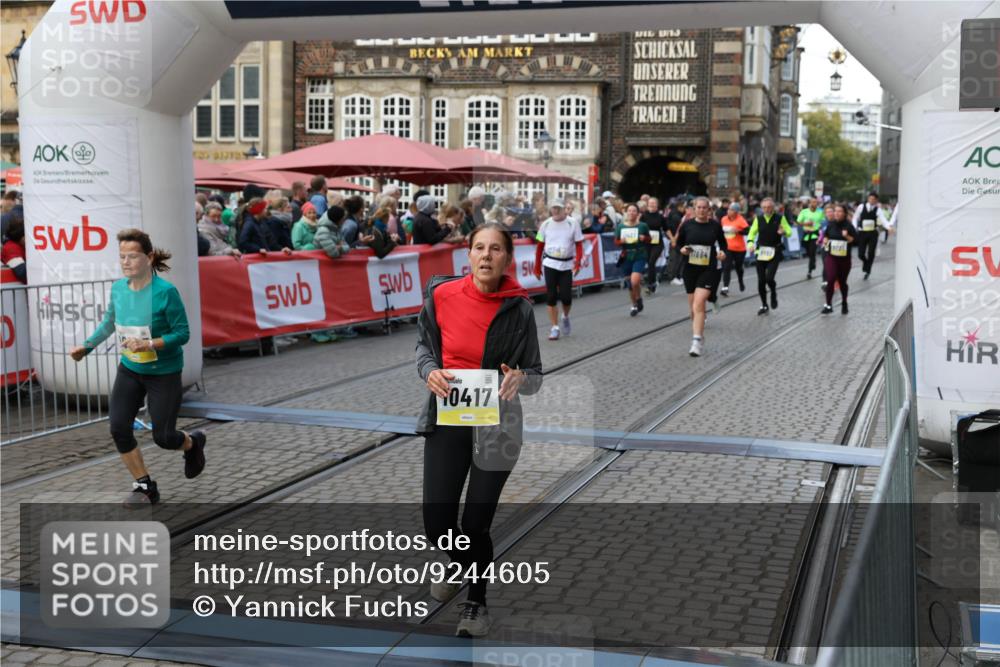 05.10.2025 - 20. swb-Marathon Bremen Yannick Fuchs http://msf.ph/oto/9244605 05.10.2025 11:09:44 Ziel 9185, 10074, 10245, 10417, 10419, 10865, 10943, 11407, 11447, 11526, 11614, 11664 meine-sportfotos.de