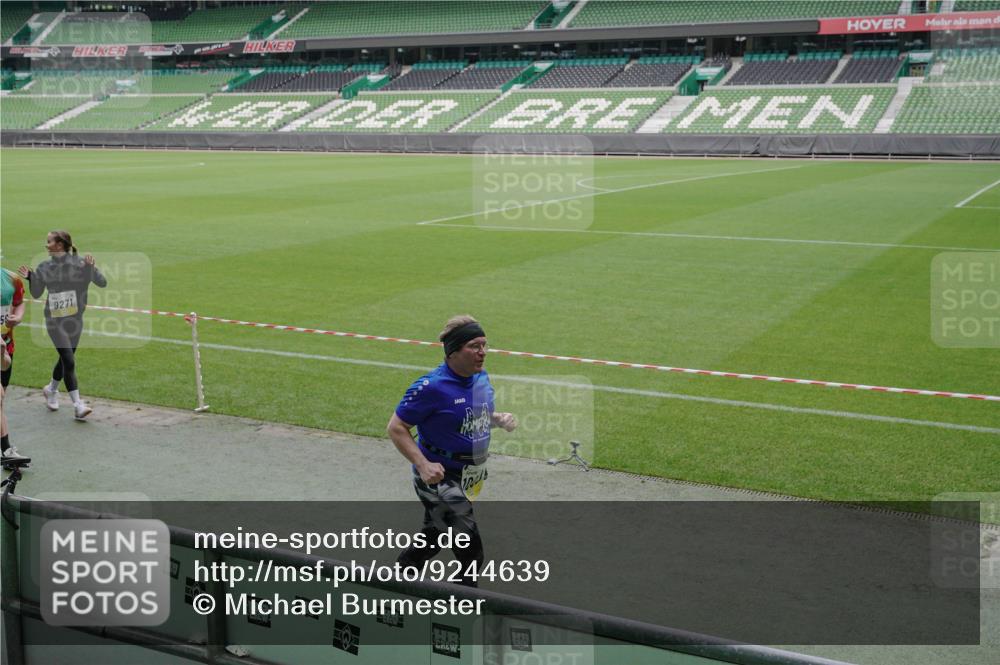 05.10.2025 - 20. swb-Marathon Bremen Michael Burmester http://msf.ph/oto/9244639 05.10.2025 10:36:47 Laufen im Stadion 7123, 7777, 7908, 8585, 9005, 9177, 9208, 9215, 9246, 9271, 9272, 9294, 9305, 9327, 9346, 9349, 9370, 9371, 9389, 9443, 9454, 9473, 9568, 9593, 9604, 9608, 9611, 9613, 9635, 9655, 9673, 9686, 9692, 9747, 9812, 9827, 9839, 9913, 9991, 10004, 10026, 10030, 10071, 10093, 10209, 10217, 10219, 10311, 10324, 10357, 10391, 10406, 10489, 10492, 10558, 10560, 10562, 10571, 10588, 10656, 10679, 10762, 10771, 10809, 10821, 10901, 7177 meine-sportfotos.de