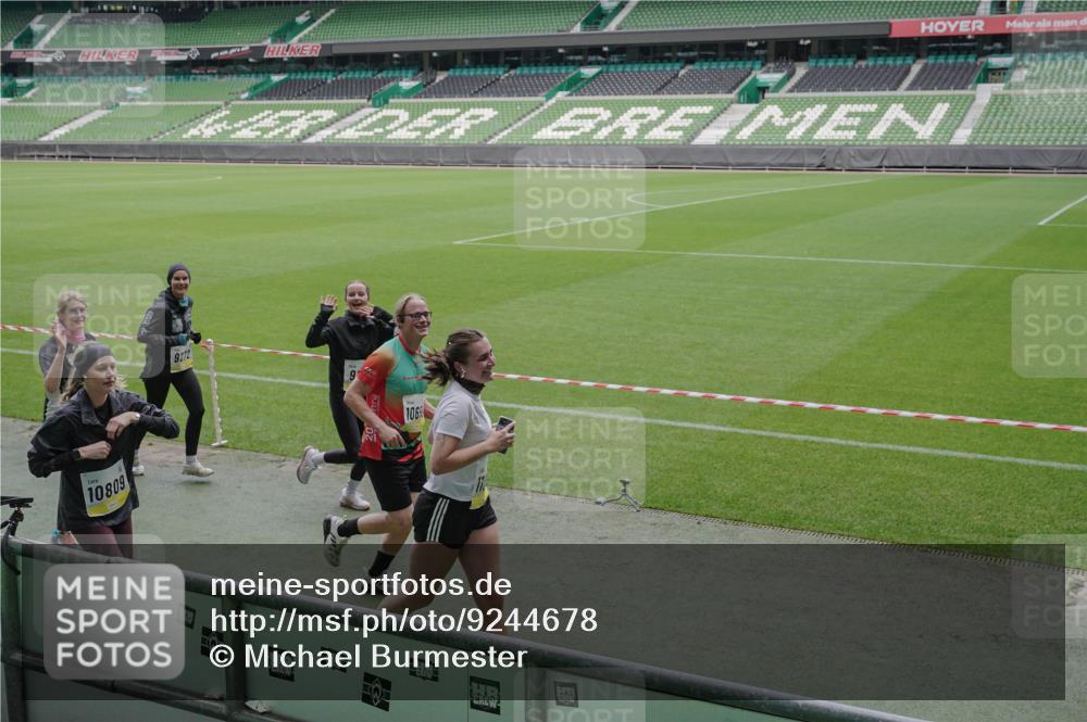 05.10.2025 - 20. swb-Marathon Bremen Michael Burmester http://msf.ph/oto/9244678 05.10.2025 10:36:48 Laufen im Stadion 7123, 7777, 7908, 8585, 9005, 9177, 9208, 9215, 9246, 9271, 9272, 9294, 9305, 9346, 9349, 9363, 9370, 9371, 9443, 9454, 9473, 9568, 9593, 9604, 9608, 9611, 9613, 9635, 9655, 9673, 9686, 9692, 9747, 9802, 9812, 9827, 9839, 9913, 9991, 10004, 10026, 10030, 10071, 10093, 10209, 10217, 10219, 10290, 10291, 10311, 10324, 10357, 10391, 10406, 10489, 10492, 10558, 10560, 10562, 10571, 10588, 10615, 10656, 10679, 10762, 10771, 10809, 10821, 10901, 7177 meine-sportfotos.de