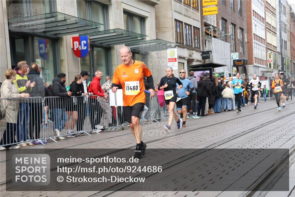 05.10.2025 - 20. swb-Marathon Bremen Strokosch-Dieckow http://msf.ph/oto/9244686 05.10.2025 10:50:07 Ziel 8866, 9267, 9299, 9337, 9578, 9740, 9986, 10022, 10066, 10199, 10251, 10400, 10443, 10537, 10638, 10923, 11022, 11062, 11239, 11241, 11254, 11298, 11344, 11460, 11466, 11531, 11660, 11740, 8866, 9267, 9299, 9337, 9578, 9740, 9986, 10022, 10066, 10199, 10251, 10400, 10443, 10537, 10638, 10923, 11022, 11062, 11239, 11241, 11254, 11298, 11344, 11460, 11466, 11531, 11660, 11740 meine-sportfotos.de