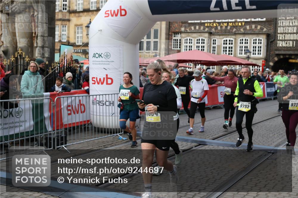 05.10.2025 - 20. swb-Marathon Bremen Yannick Fuchs http://msf.ph/oto/9244697 05.10.2025 11:09:48 Ziel 9001, 9538, 9731, 9732, 9887, 10245, 10316, 10417, 10672, 10881, 10886, 10943, 11407, 11526, 11654, 11655, 11664 meine-sportfotos.de
