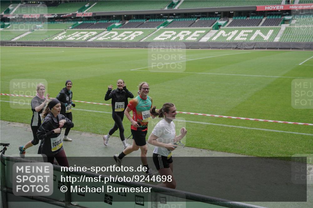 05.10.2025 - 20. swb-Marathon Bremen Michael Burmester http://msf.ph/oto/9244698 05.10.2025 10:36:49 Laufen im Stadion 7123, 7777, 7908, 8585, 9005, 9177, 9208, 9215, 9246, 9271, 9272, 9294, 9305, 9346, 9349, 9363, 9370, 9371, 9443, 9454, 9473, 9531, 9568, 9593, 9604, 9608, 9611, 9613, 9635, 9655, 9673, 9686, 9692, 9747, 9802, 9812, 9827, 9839, 9913, 9991, 10004, 10026, 10030, 10071, 10093, 10209, 10217, 10219, 10290, 10291, 10311, 10324, 10357, 10391, 10406, 10489, 10492, 10518, 10558, 10560, 10562, 10571, 10588, 10615, 10656, 10679, 10762, 10771, 10809, 10821, 10901, 7177 meine-sportfotos.de