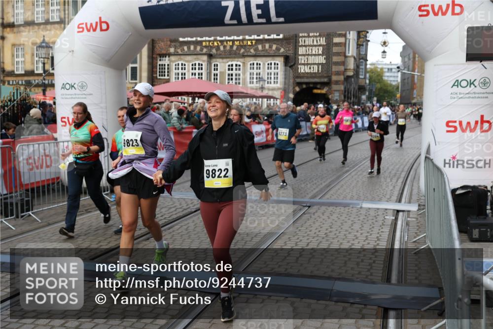 05.10.2025 - 20. swb-Marathon Bremen Yannick Fuchs http://msf.ph/oto/9244737 05.10.2025 11:11:20 Ziel 8865, 9245, 9264, 9273, 9664, 9822, 9823, 9836, 9837, 9948, 10183, 10614, 11158, 11257, 11578, 11580 meine-sportfotos.de
