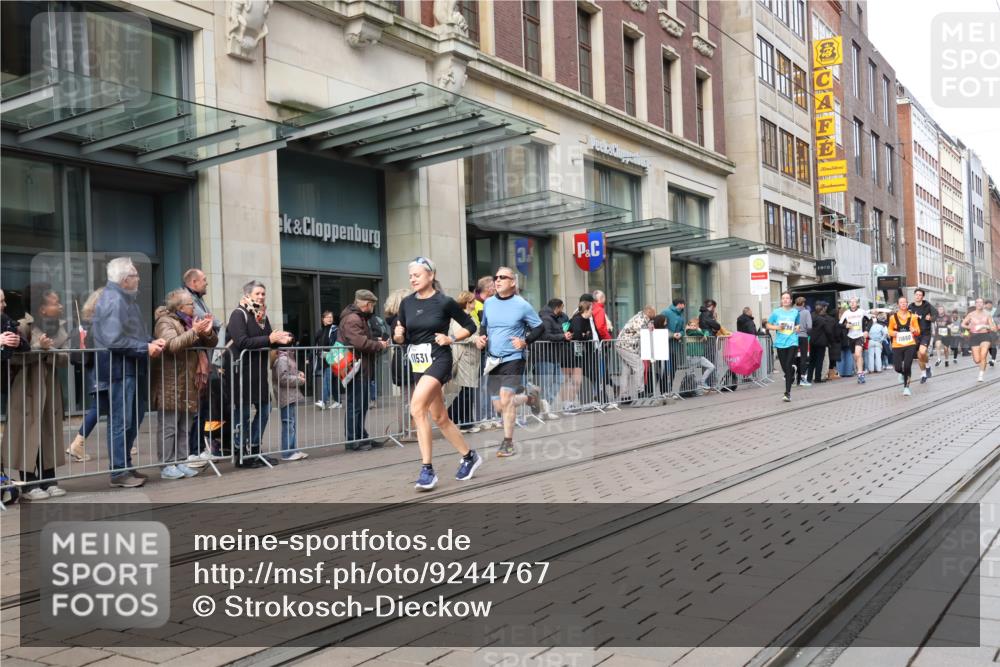 05.10.2025 - 20. swb-Marathon Bremen Strokosch-Dieckow http://msf.ph/oto/9244767 05.10.2025 10:50:09 Ziel 8866, 9267, 9299, 9337, 9578, 9740, 9986, 10066, 10199, 10251, 10443, 10537, 10638, 10923, 11022, 11062, 11239, 11241, 11254, 11298, 11344, 11460, 11466, 11531, 11660, 11740, 8866, 9267, 9299, 9337, 9578, 9740, 9986, 10066, 10199, 10251, 10443, 10537, 10638, 10923, 11022, 11062, 11239, 11241, 11254, 11298, 11344, 11460, 11466, 11531, 11660, 11740 meine-sportfotos.de