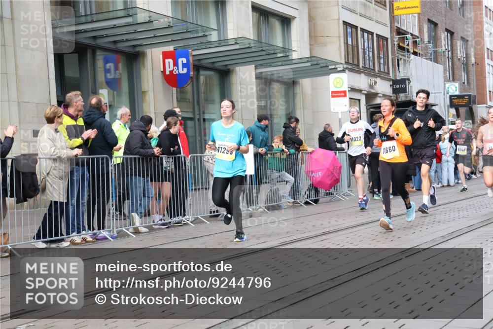 05.10.2025 - 20. swb-Marathon Bremen Strokosch-Dieckow http://msf.ph/oto/9244796 05.10.2025 10:50:10 Ziel 8866, 9267, 9299, 9337, 9578, 9740, 9986, 10066, 10199, 10251, 10443, 10537, 10638, 10923, 11022, 11062, 11239, 11241, 11254, 11298, 11344, 11451, 11460, 11466, 11531, 11660, 11740, 8866, 9267, 9299, 9337, 9578, 9740, 9986, 10066, 10199, 10251, 10443, 10537, 10638, 10923, 11022, 11062, 11239, 11241, 11254, 11298, 11344, 11460, 11466, 11531, 11660, 11740 meine-sportfotos.de