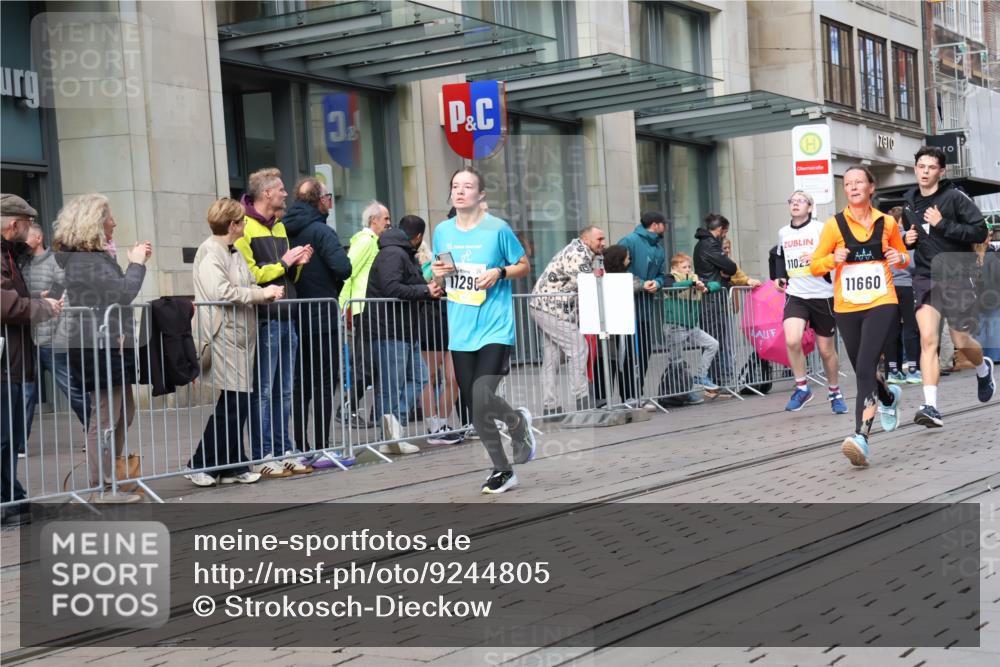 05.10.2025 - 20. swb-Marathon Bremen Strokosch-Dieckow http://msf.ph/oto/9244805 05.10.2025 10:50:11 Ziel 8866, 9230, 9267, 9299, 9337, 9578, 9740, 9832, 9986, 10066, 10199, 10251, 10537, 10638, 10923, 11022, 11062, 11239, 11241, 11254, 11298, 11344, 11451, 11460, 11466, 11531, 11660, 11661, 11740, 8866, 9230, 9267, 9299, 9337, 9578, 9740, 9832, 9986, 10066, 10199, 10251, 10537, 10638, 10923, 11022, 11062, 11239, 11241, 11254, 11298, 11344, 11460, 11466, 11531, 11660, 11740 meine-sportfotos.de